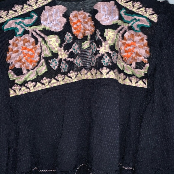 🆕HP🖤🆕Free Blouse w Floral Embroidery - Picture 13 of 13
